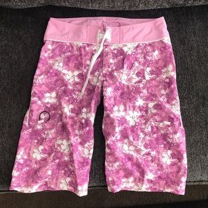 Oakley women’s board shorts/capris - size 8